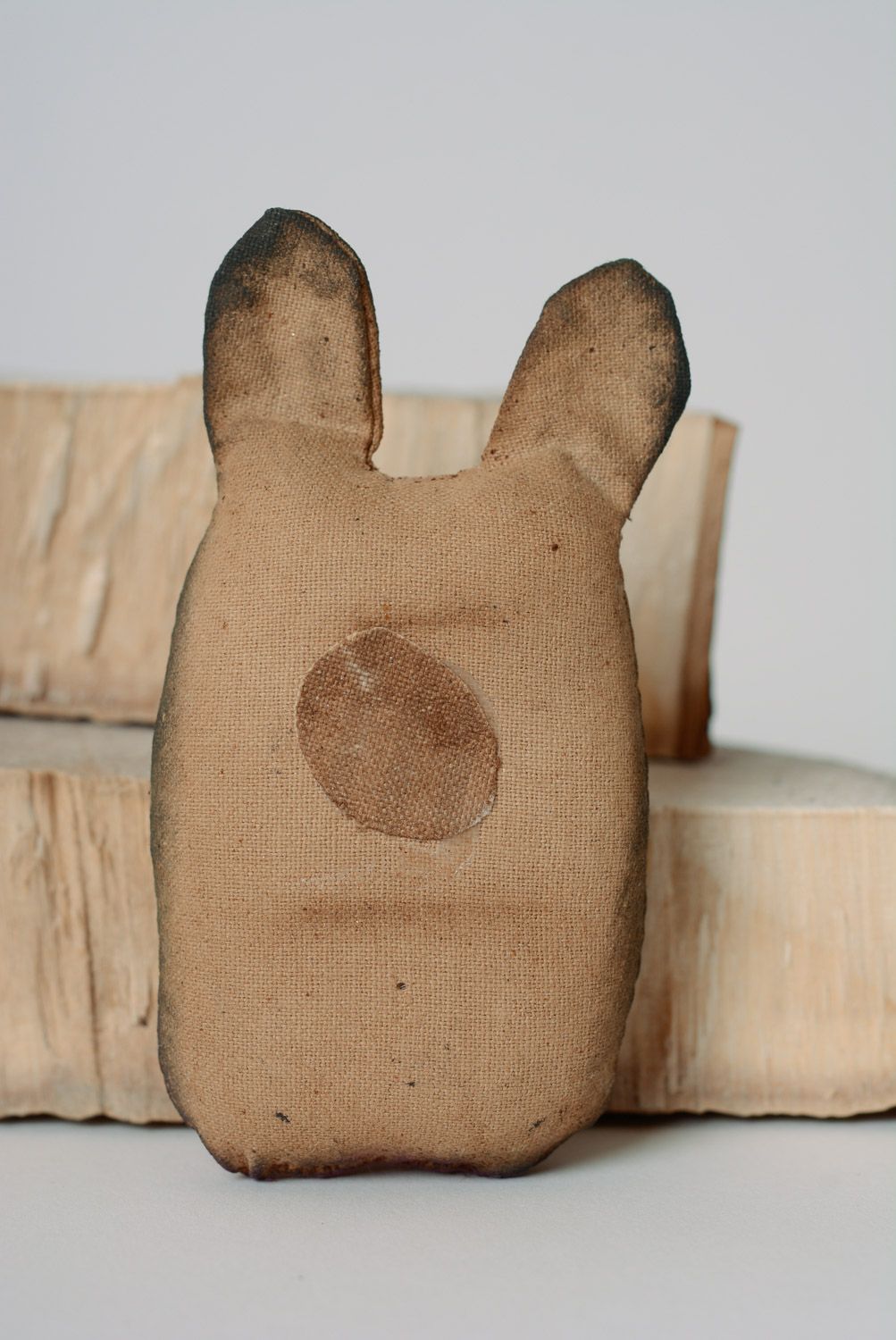 Handgemachter Magnet an Kühlschrank in Form vom Hasen aus Baumwolle bemalt  foto 4