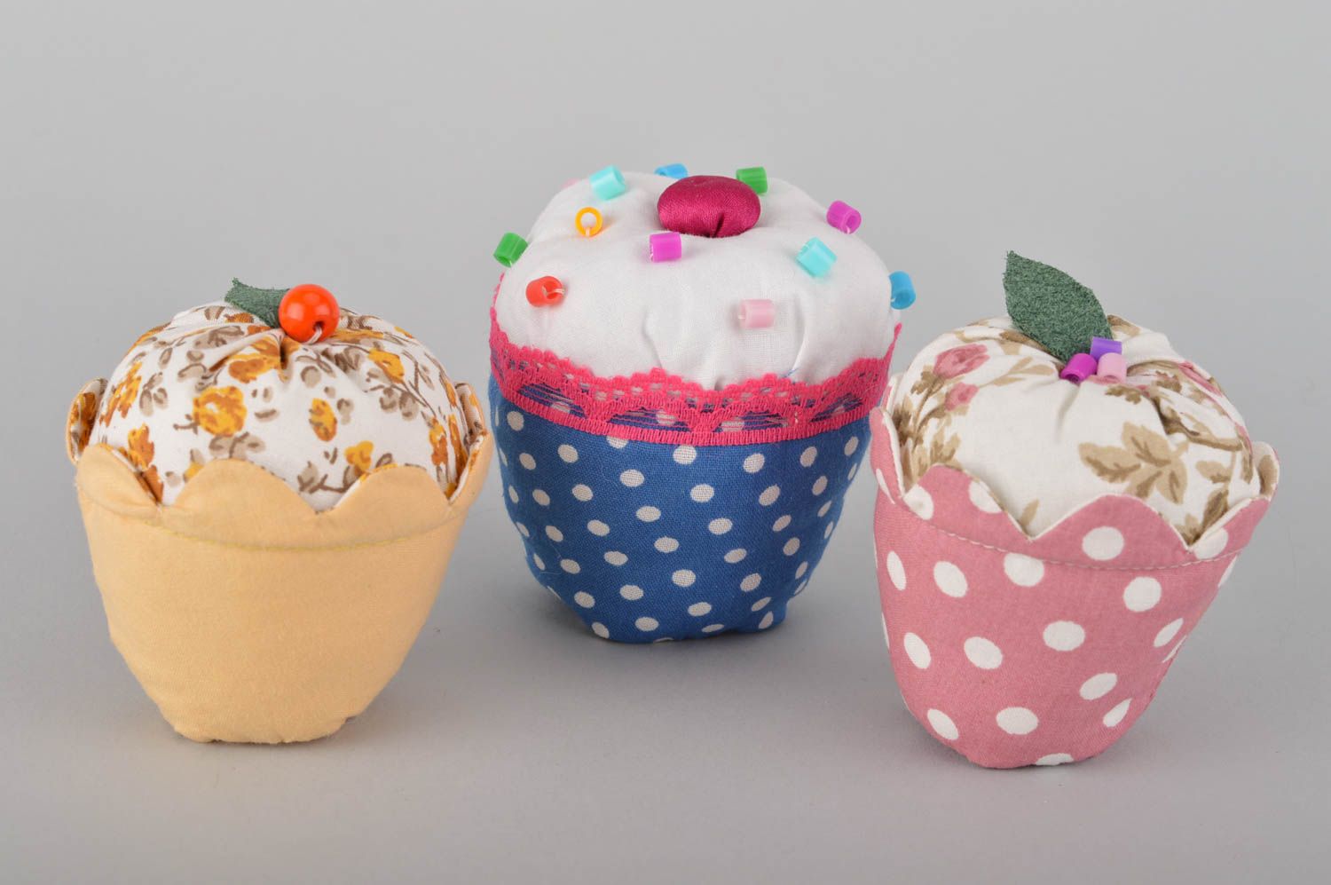 Декоративные пирожные набор из 3 штук из ткани кексы цветные ручной работы фото 1