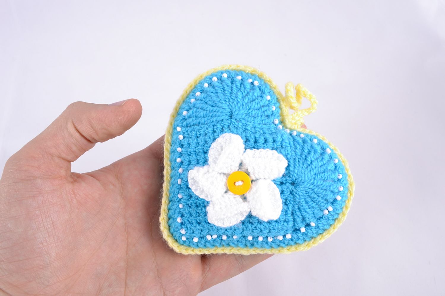 Petite suspension décorative Coeur bleu avec fleur blanche faite main photo 3