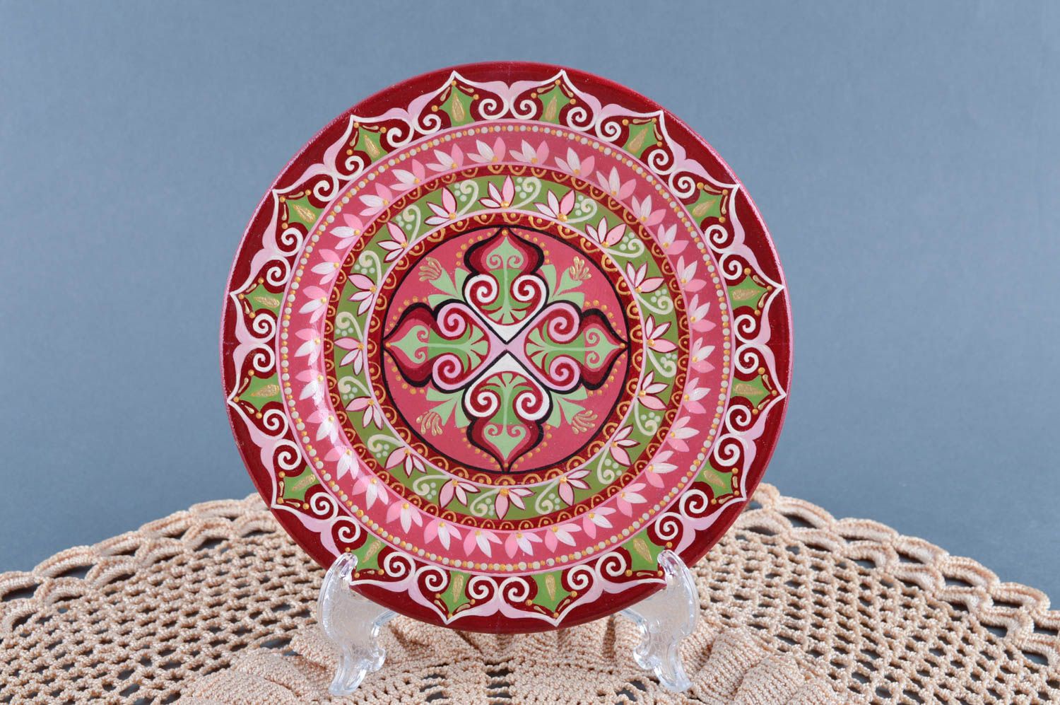 Assiette déco peinte fait main Déco murale céramique rouge motifs Vaisselle déco photo 1