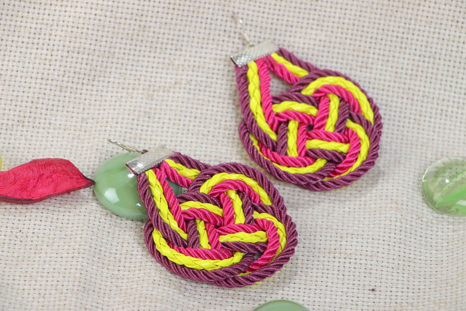 Boucles d'oreilles multicolores contrastées lacets textiles faites main photo 1