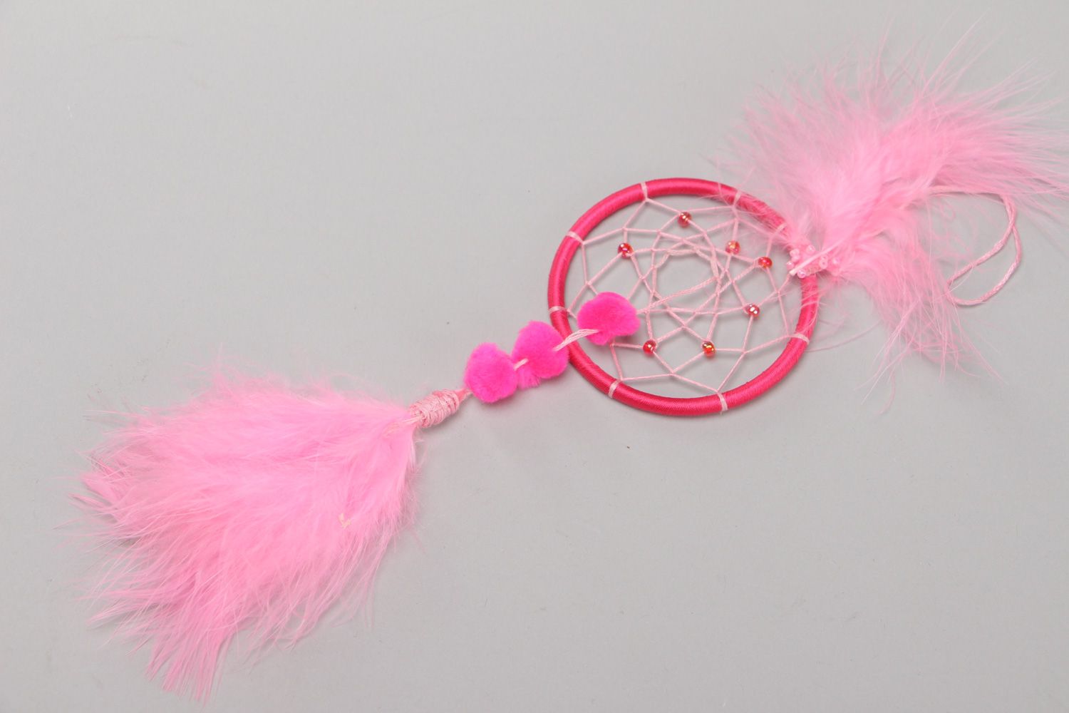 Cazador de sueños colgante decorativo de hilos con plumas de color rosado foto 2