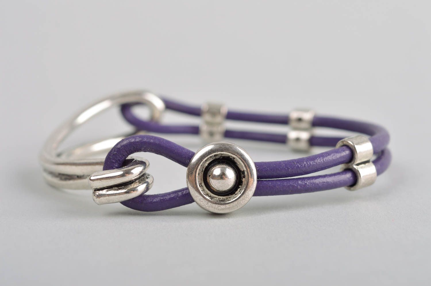 Bracelet en cuir Bijou fait main design violet Accessoire femme original photo 3