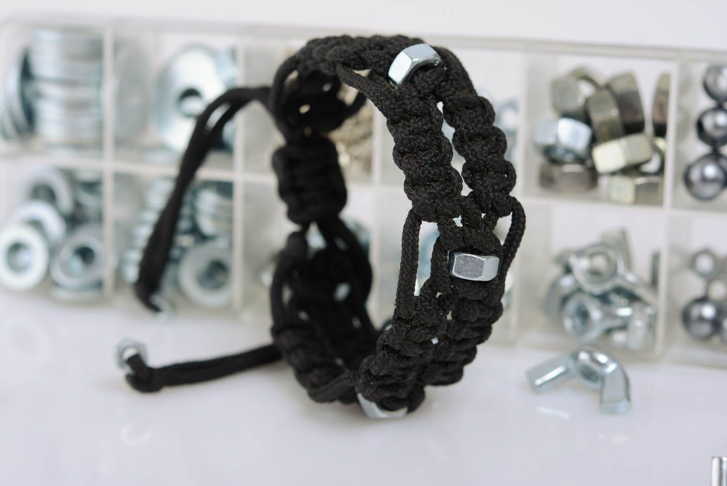 Bracelet en polyester large noir avec écrous en inox fait main technique macramé photo 2