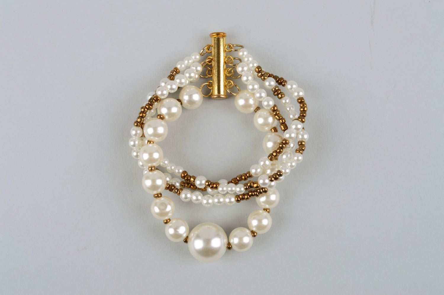 Armband handmade Schmuck aus Perlen Frauen Accessoire Armband weiß goldfarbig foto 4