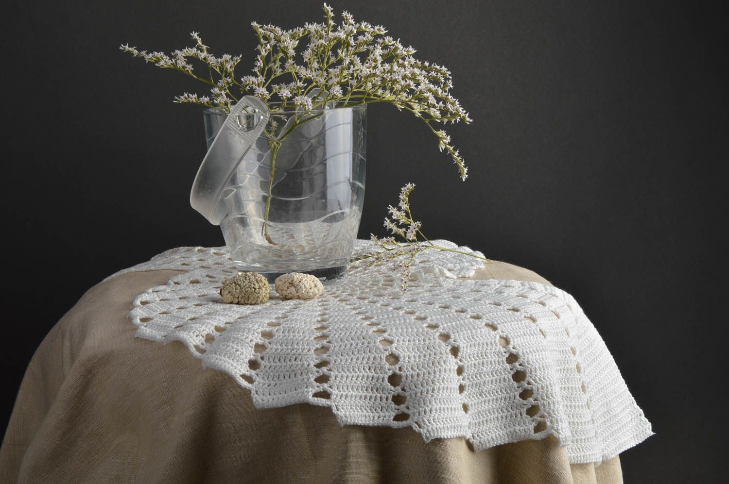 Napperon blanc original ajouré en coton au crochet fait main décoration photo 2