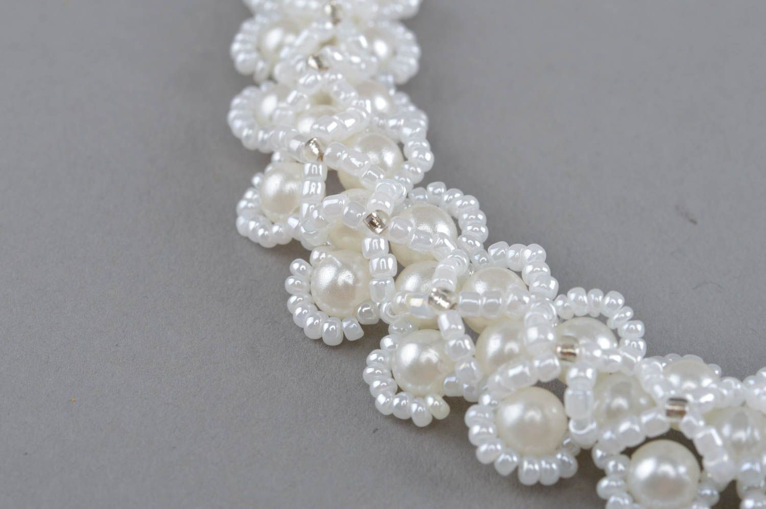 Белое ожерелье из бисера и бусин ручной работы плетеное нарядное классическое фото 4