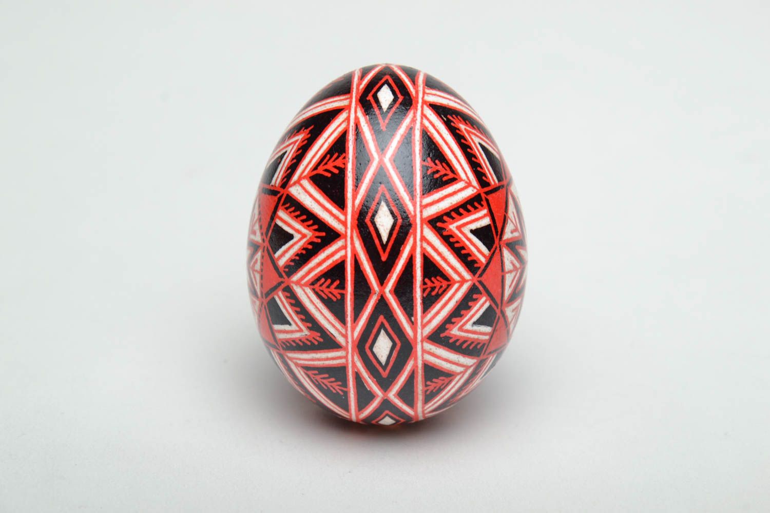 Oeuf de Pâques peint rouge fait main décoratif avec ornements traditionnels photo 3