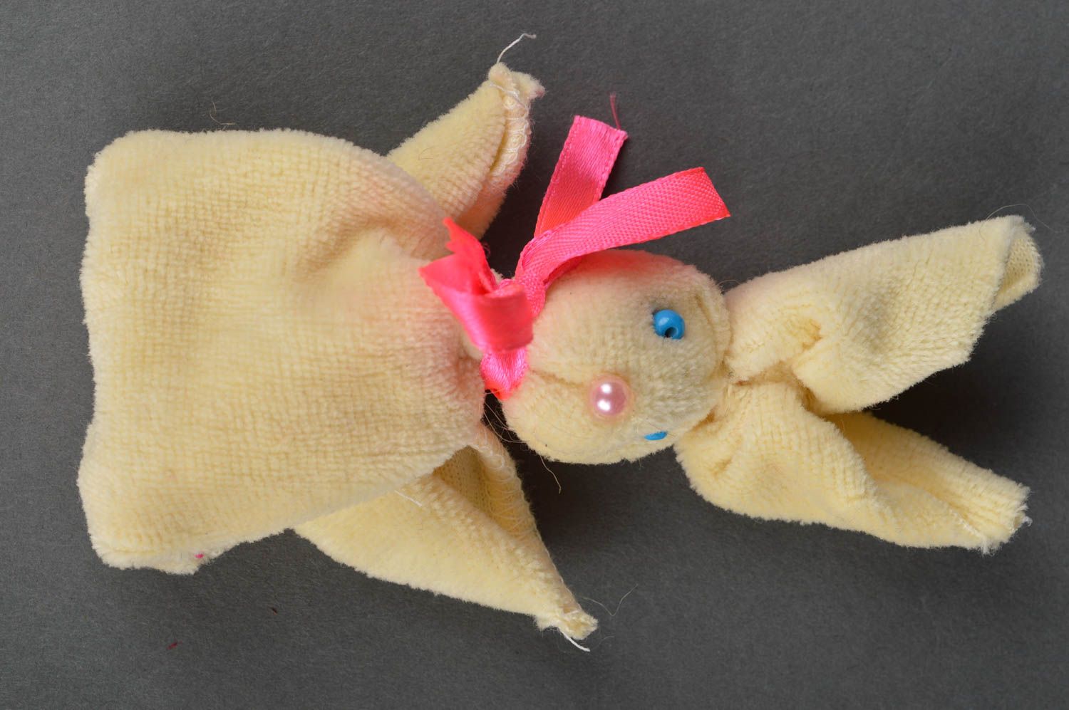 Маленькая милая пальчиковая игрушка зайчик из плюша для детей ручная работа фото 2