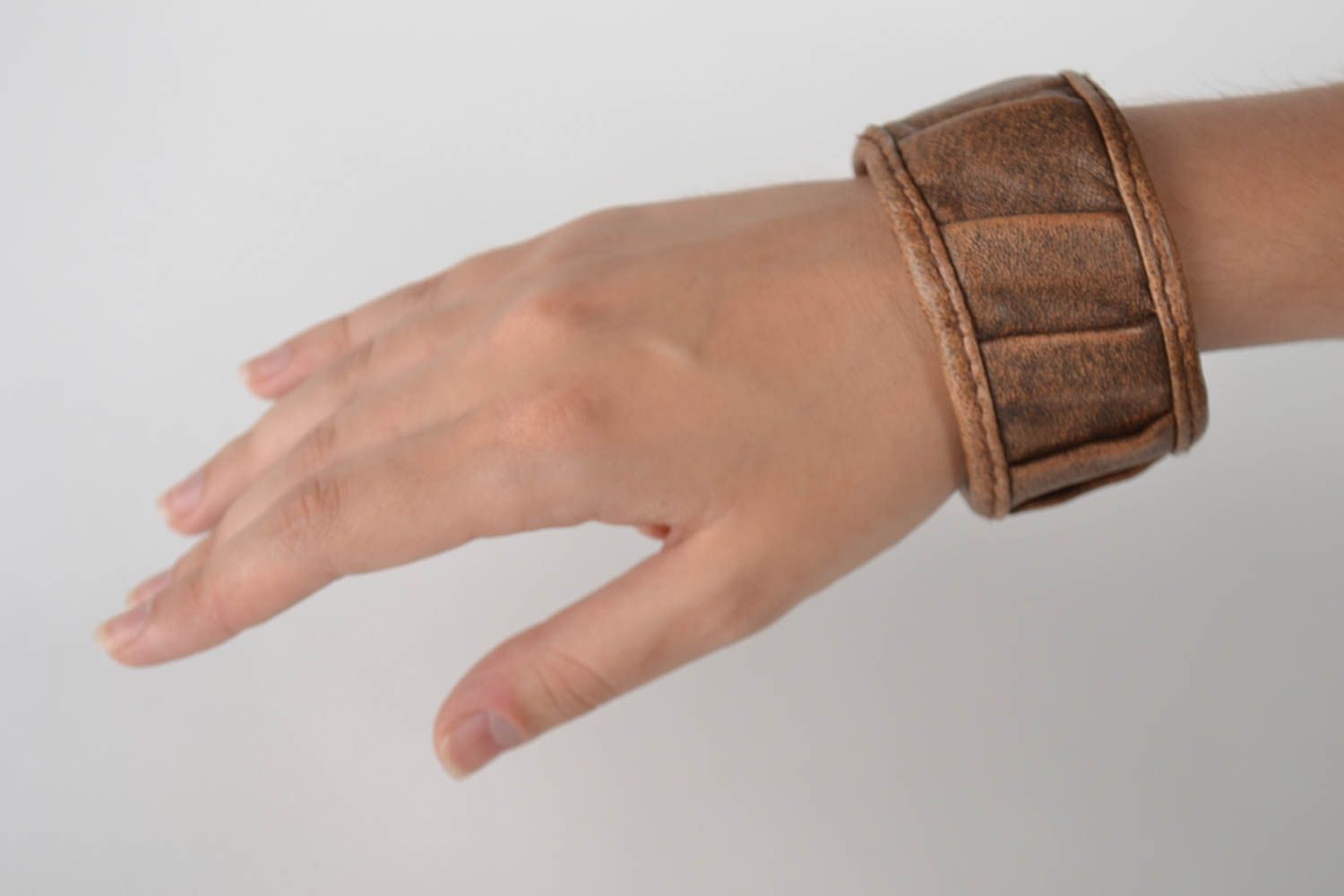 Bracelet en cuir marron large Bijou fait main Cadeau pour femme original photo 1