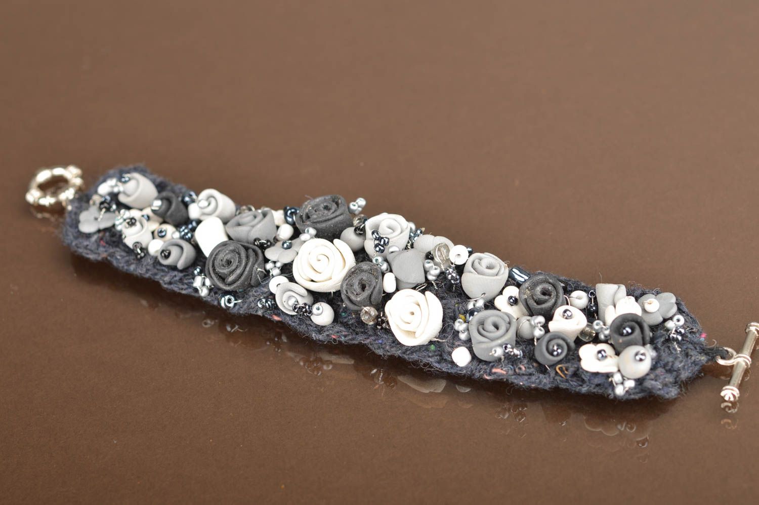 Bracelet en pâte polymère fait main design original avec fleurs gris noir photo 2