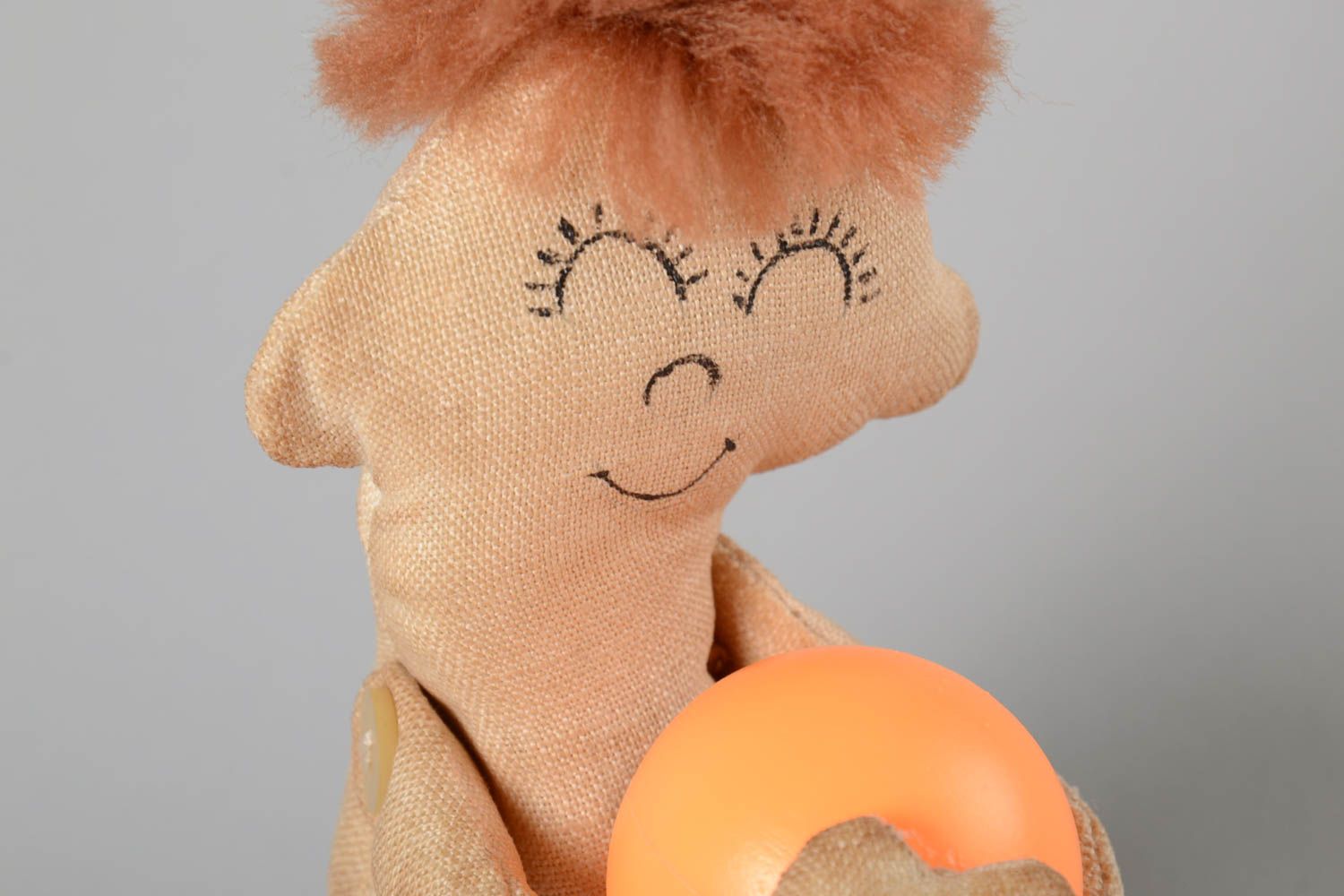 Игрушка ручной работы интересный подарок мягкая игрушка мальчик с мячиком фото 4