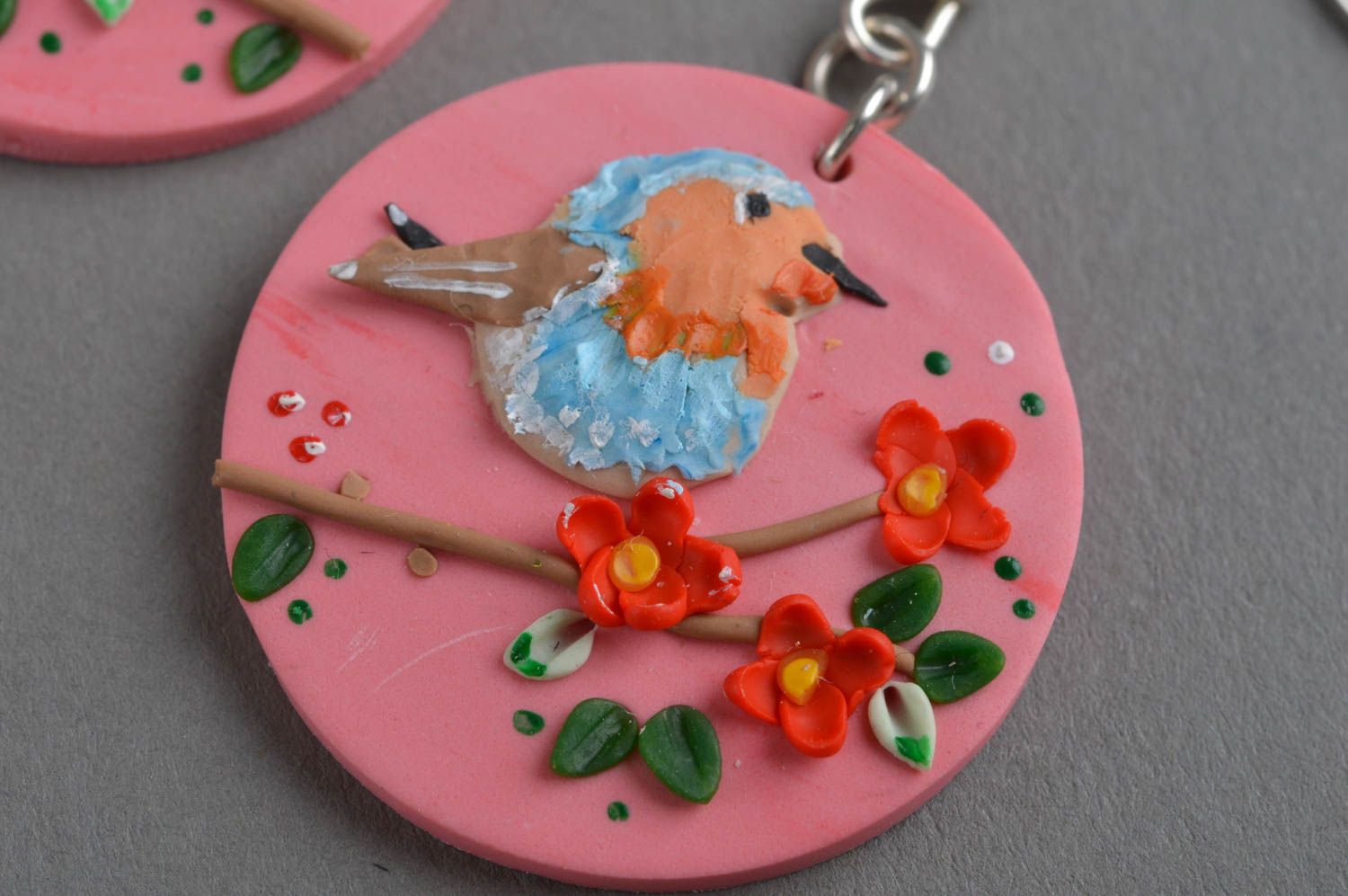 Розовые серьги из полимерной глины расписанные красками с птичками красивые фото 4