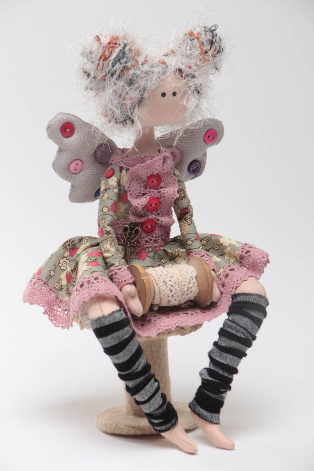 Muñeca de tela bonita artesanal chica con alitas en puf foto 2