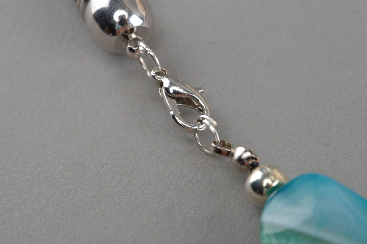Collier en perles d'agate naturelle bleues sur cordon noir fait main original photo 5