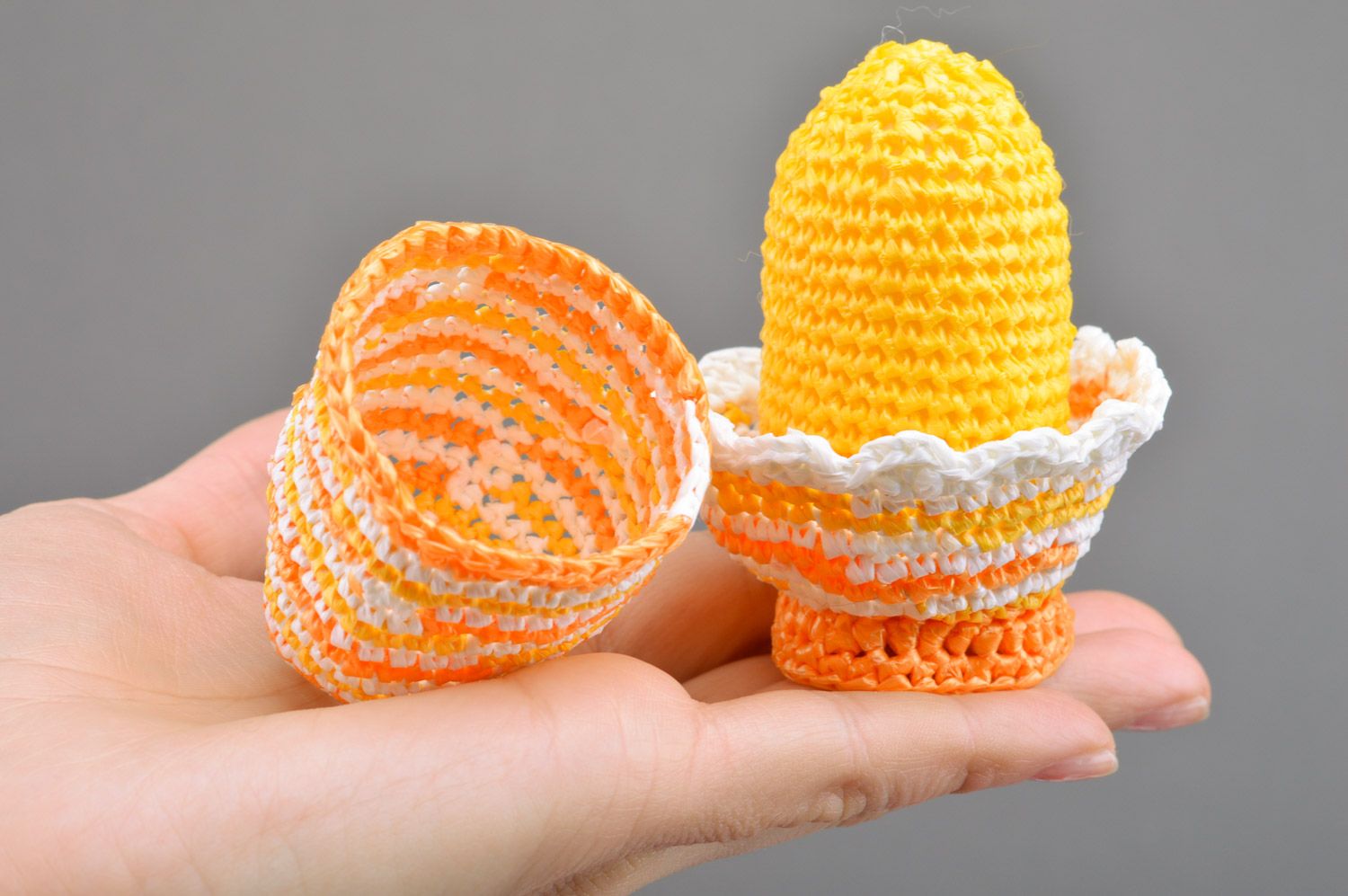 Красивое вязаное пасхальное яйцо желтое на подставке и с колпачком ручной работы фото 5