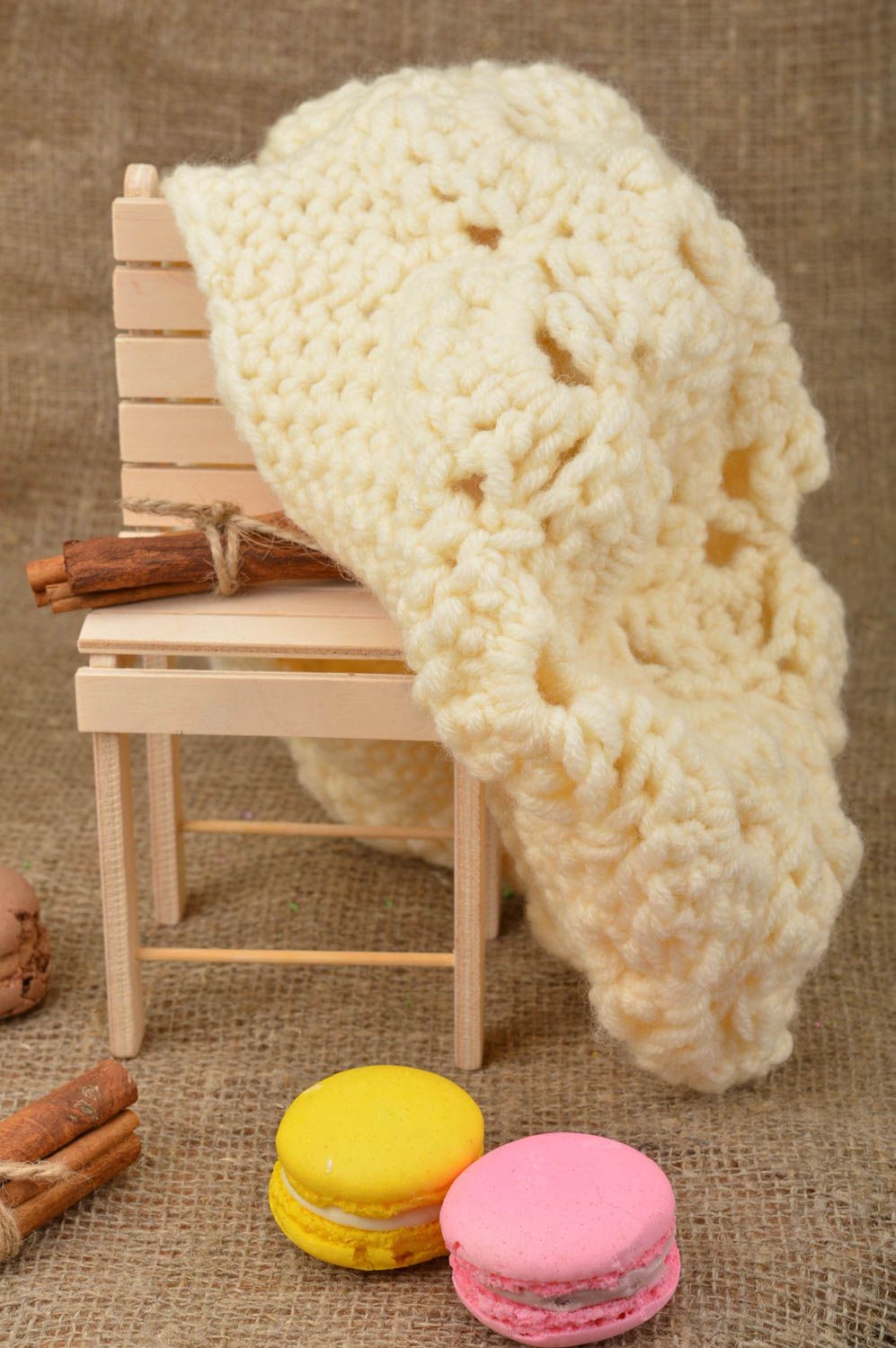 Schöne stilvolle gehäkelte Baskenmütze beige aus Wolle für Damen Handarbeit foto 1