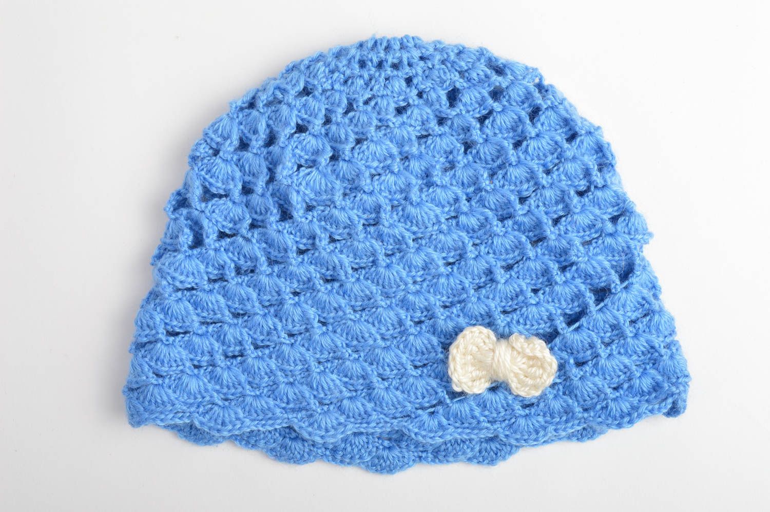 Голубая детская шапка ручной работы из шерсти и акрила для девочки с бантиком фото 3