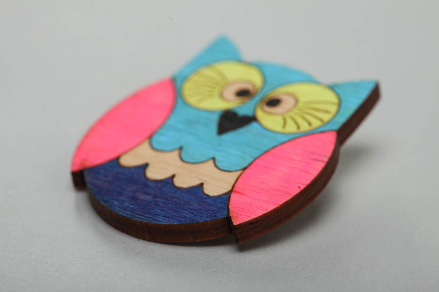 Broche en bois peinte de couleurs acryliques sous forme de hibou faite main photo 3