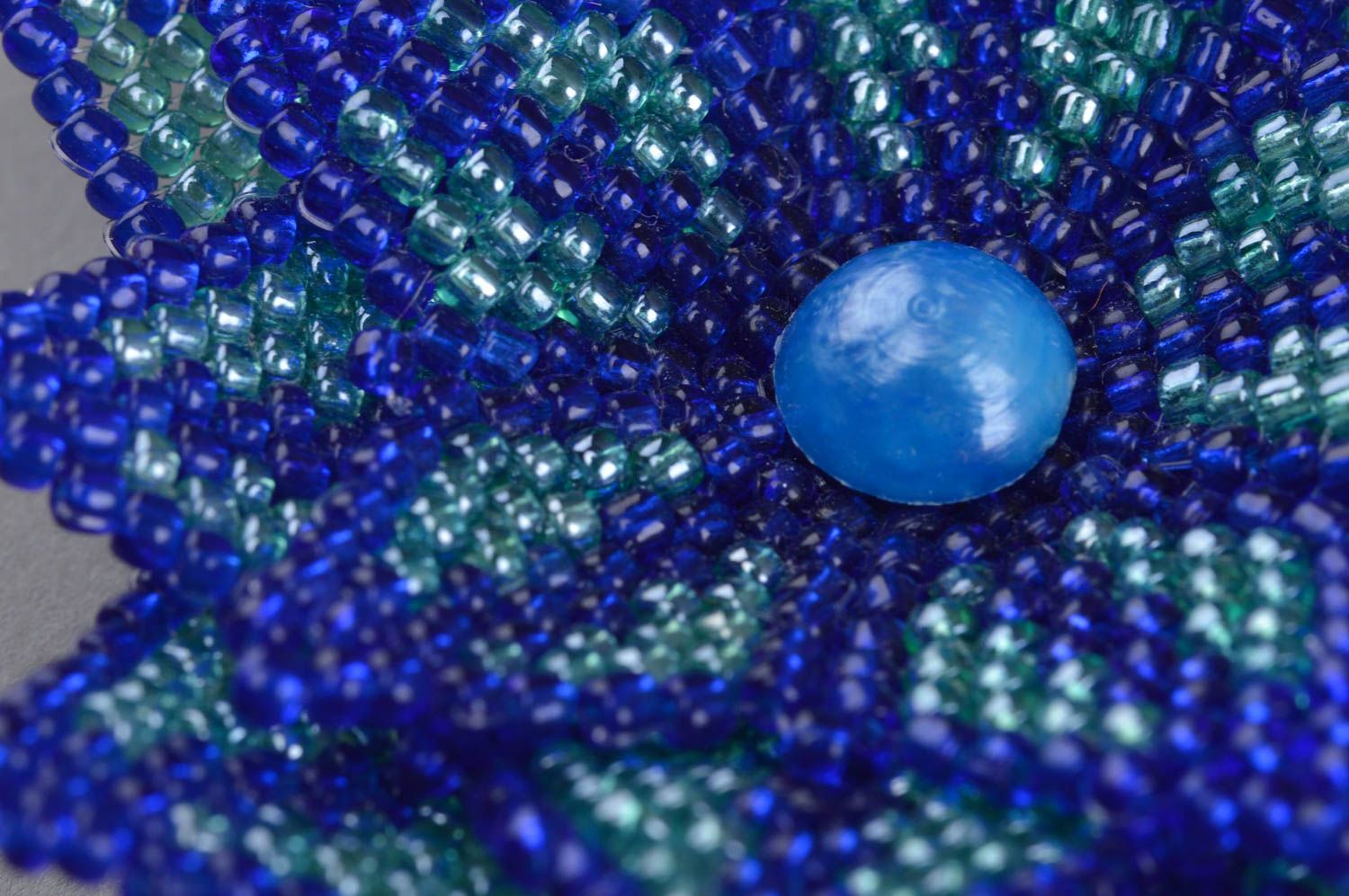 Синяя цветочная брошь из бисера ручной работы оригинальная красивая плетеная фото 5