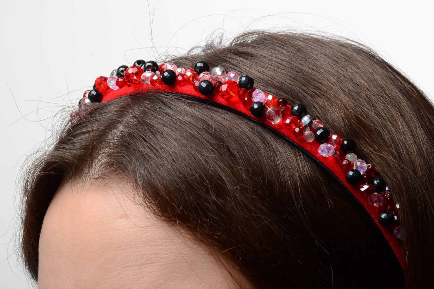 Красный бархатный обруч для волос с бусинами ручной работы нарядный узкий фото 1