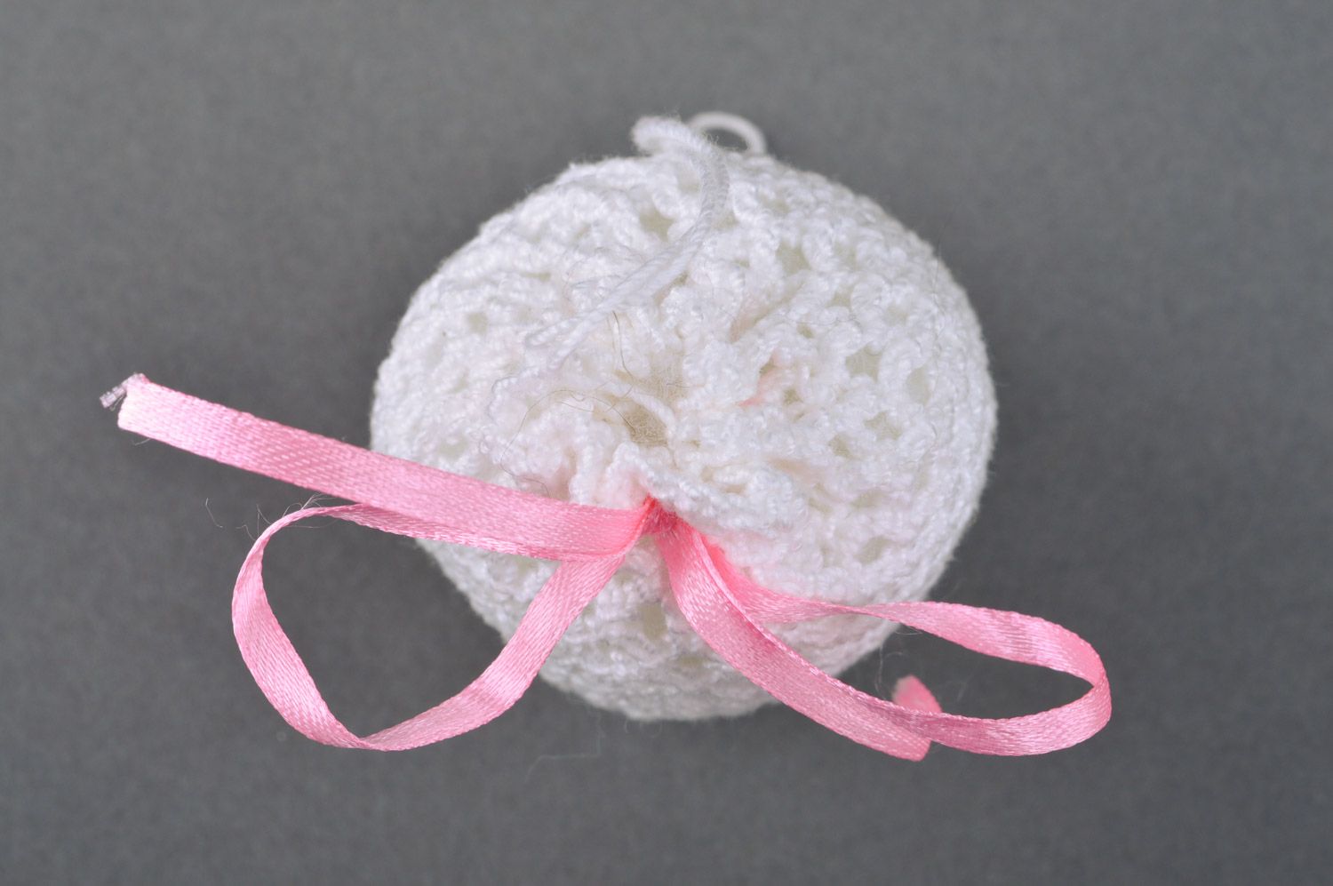 Couvre-oeuf de Pâques tricoté ajouré blanc fait main avec noeud en ruban photo 2