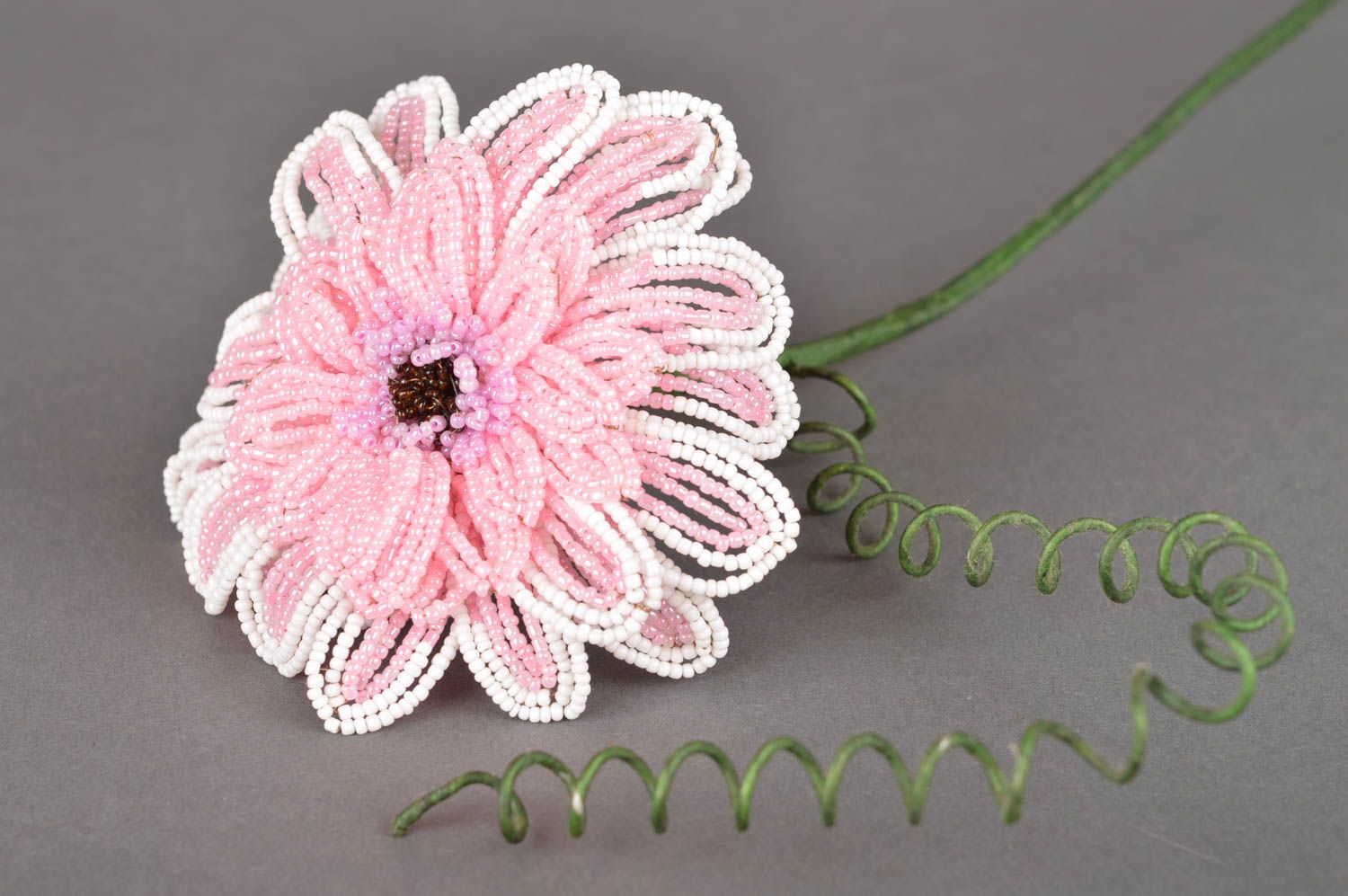 Fleur artificielle gerbera rose en perles de rocaille faite main décoration photo 2