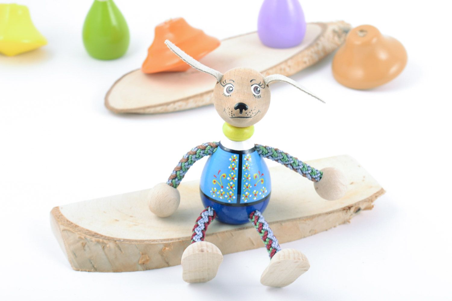 Öko Spielzeug aus Holz künstlerisch handmade Hund im blauen Anzug foto 1