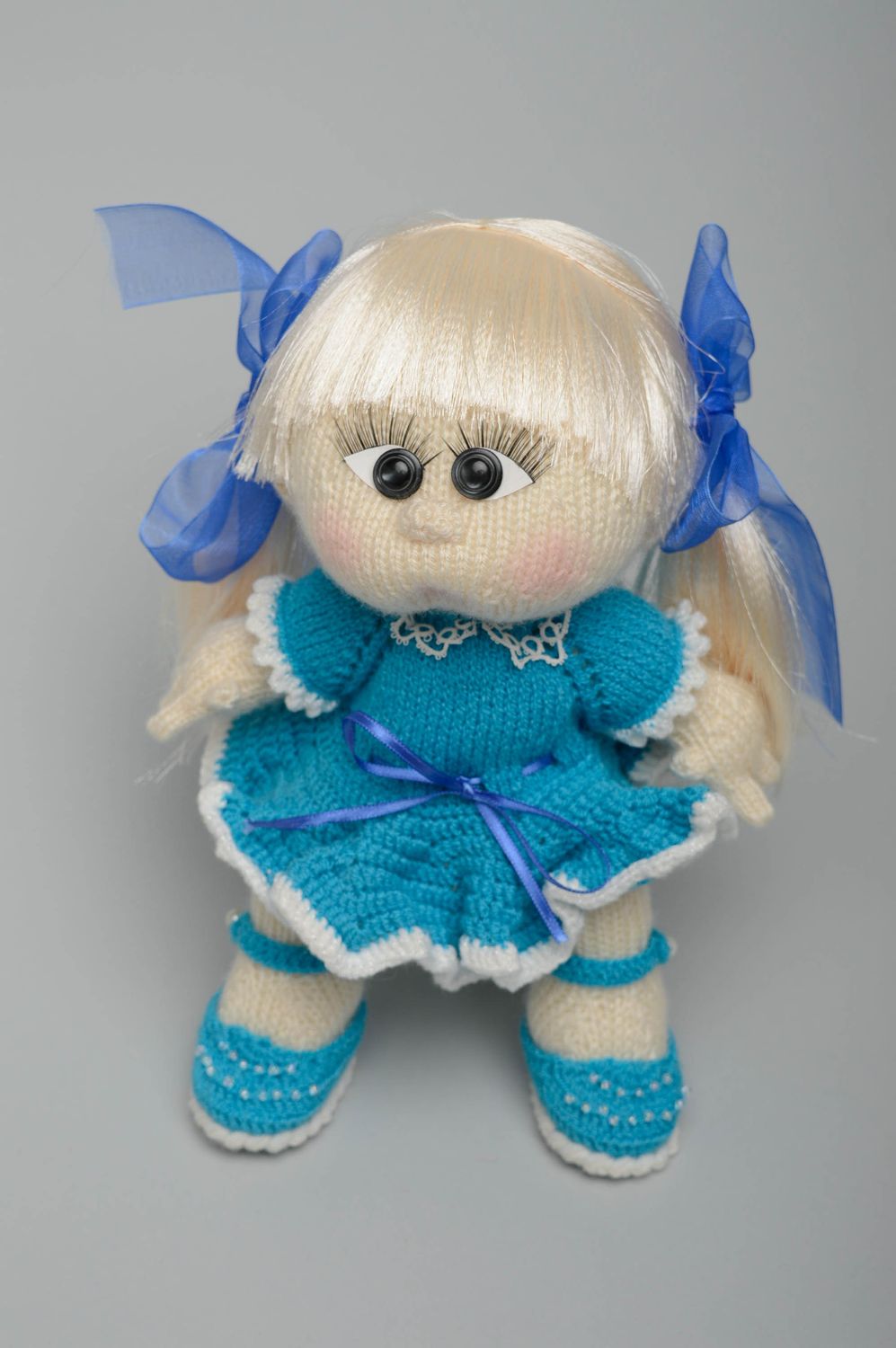 Gestrickte Puppe handmade im blauen Kleid  foto 5
