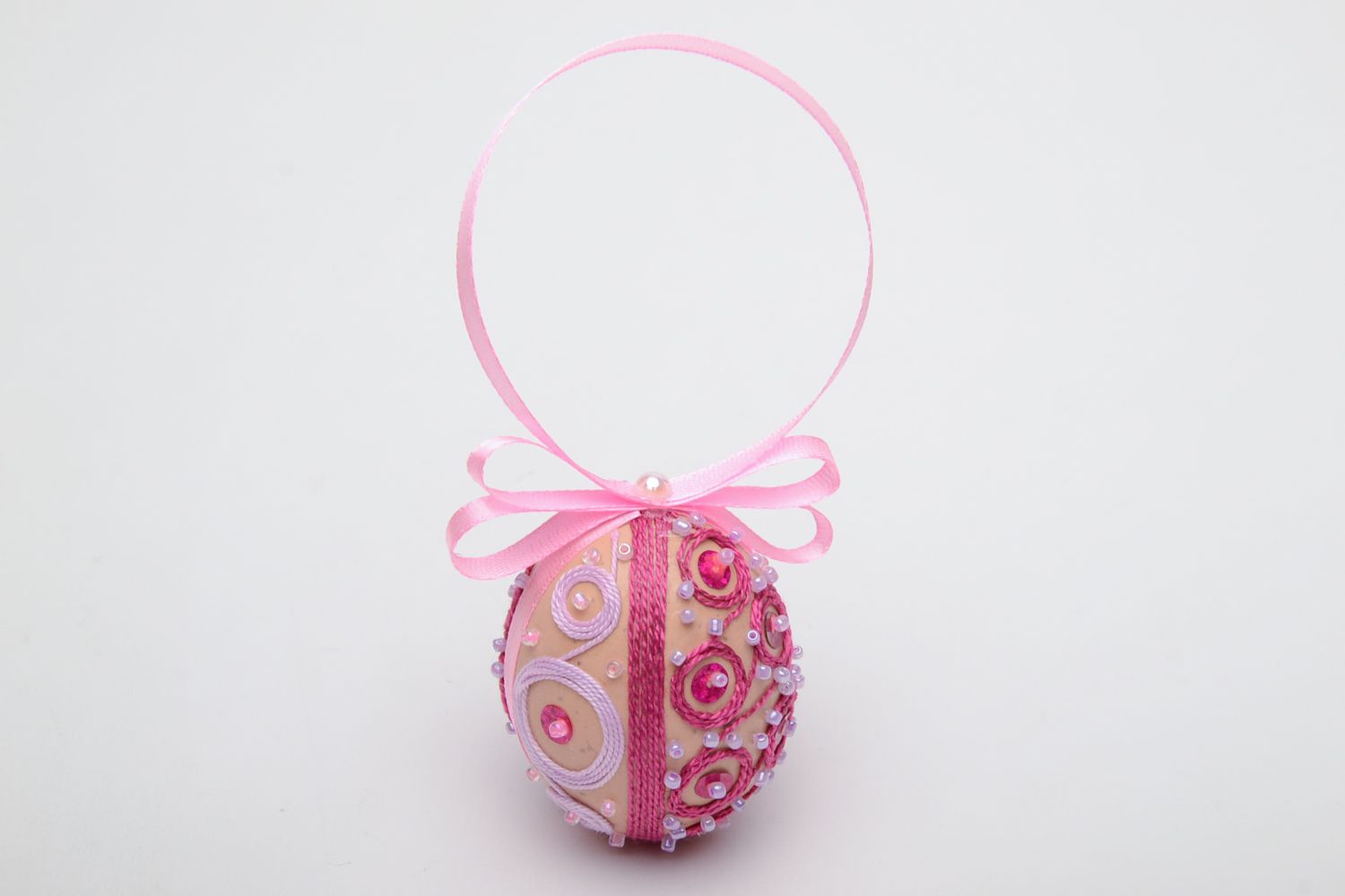 Suspension décorative oeuf de Pâques avec rubans et perles de rocaille  photo 2