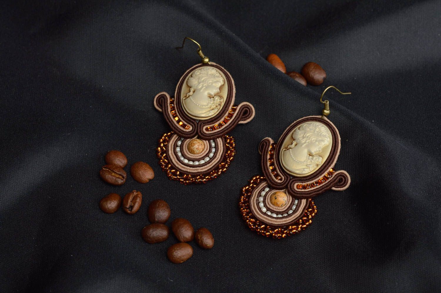 Braune feine originelle stilvolle handgemachte Ohrringe mit Anhängern Soutache foto 1