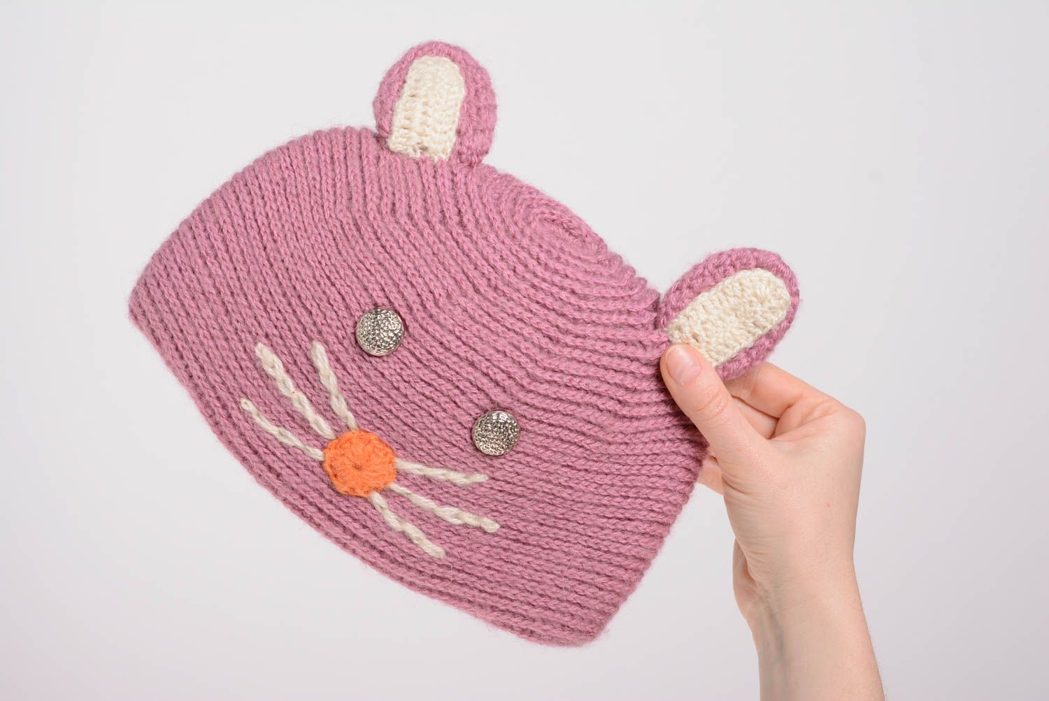 Schöne bunte künstlerische rosa handgestrickte Mütze Katze aus Wolle foto 4
