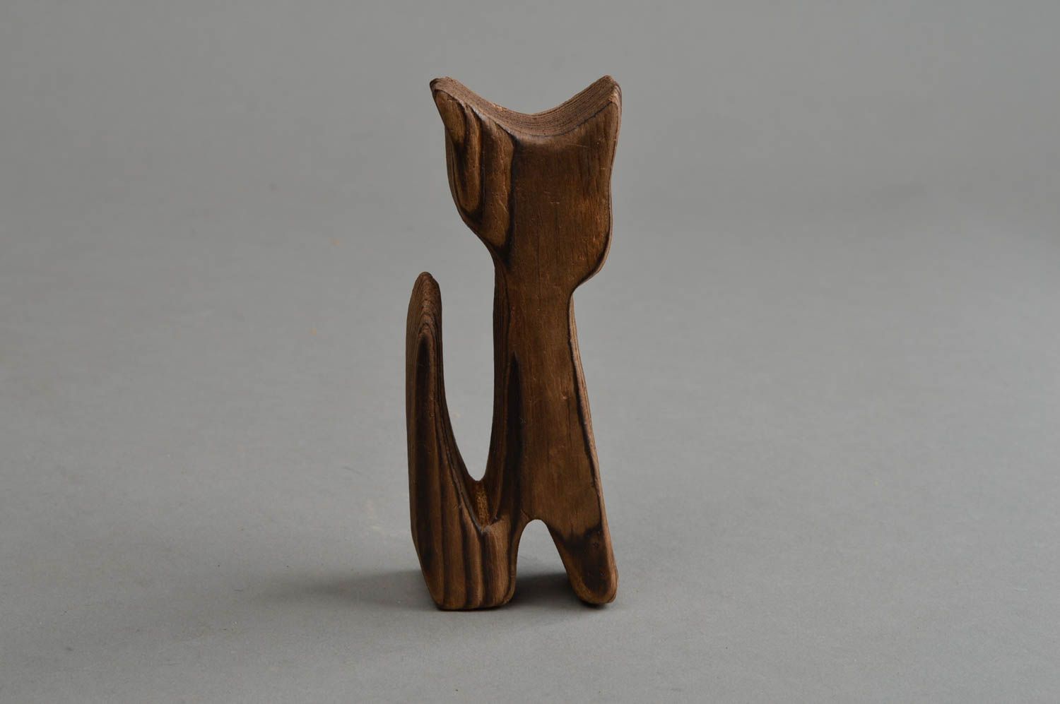 Geschnitzte handgemachte Figurine aus Holz in Form von schöner Katze aus Kiefer foto 2