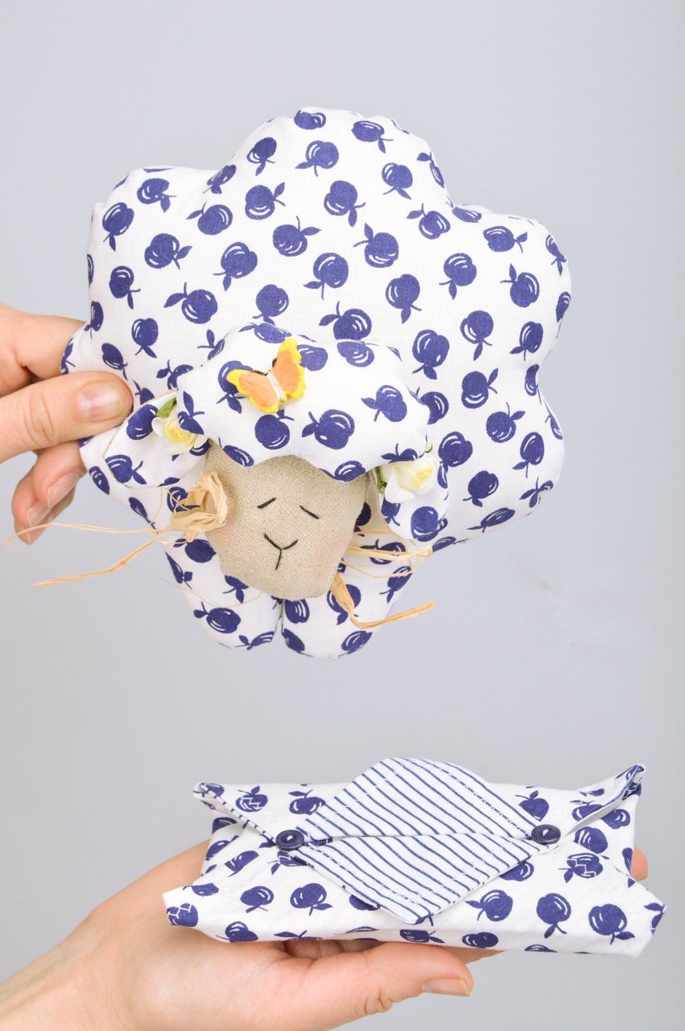 Peluche décorative mouton et pochette pour serviettes en tissu faites main   photo 3