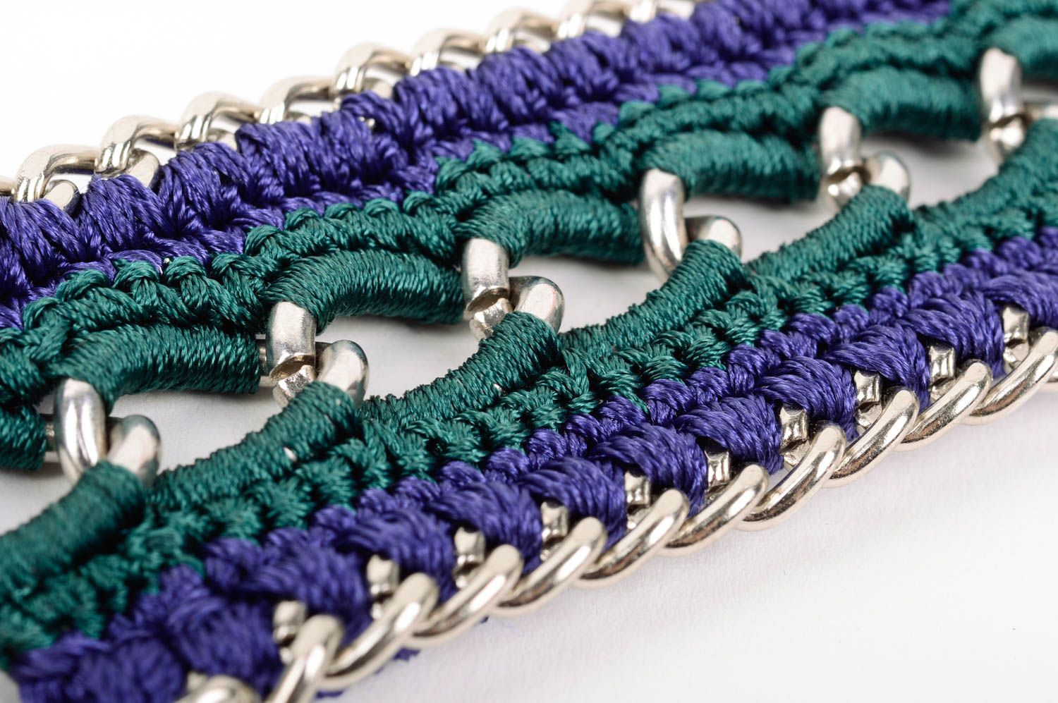 Яркий плетеный браслет из шелковых ниток ручной работы на цепочке для девушек фото 4
