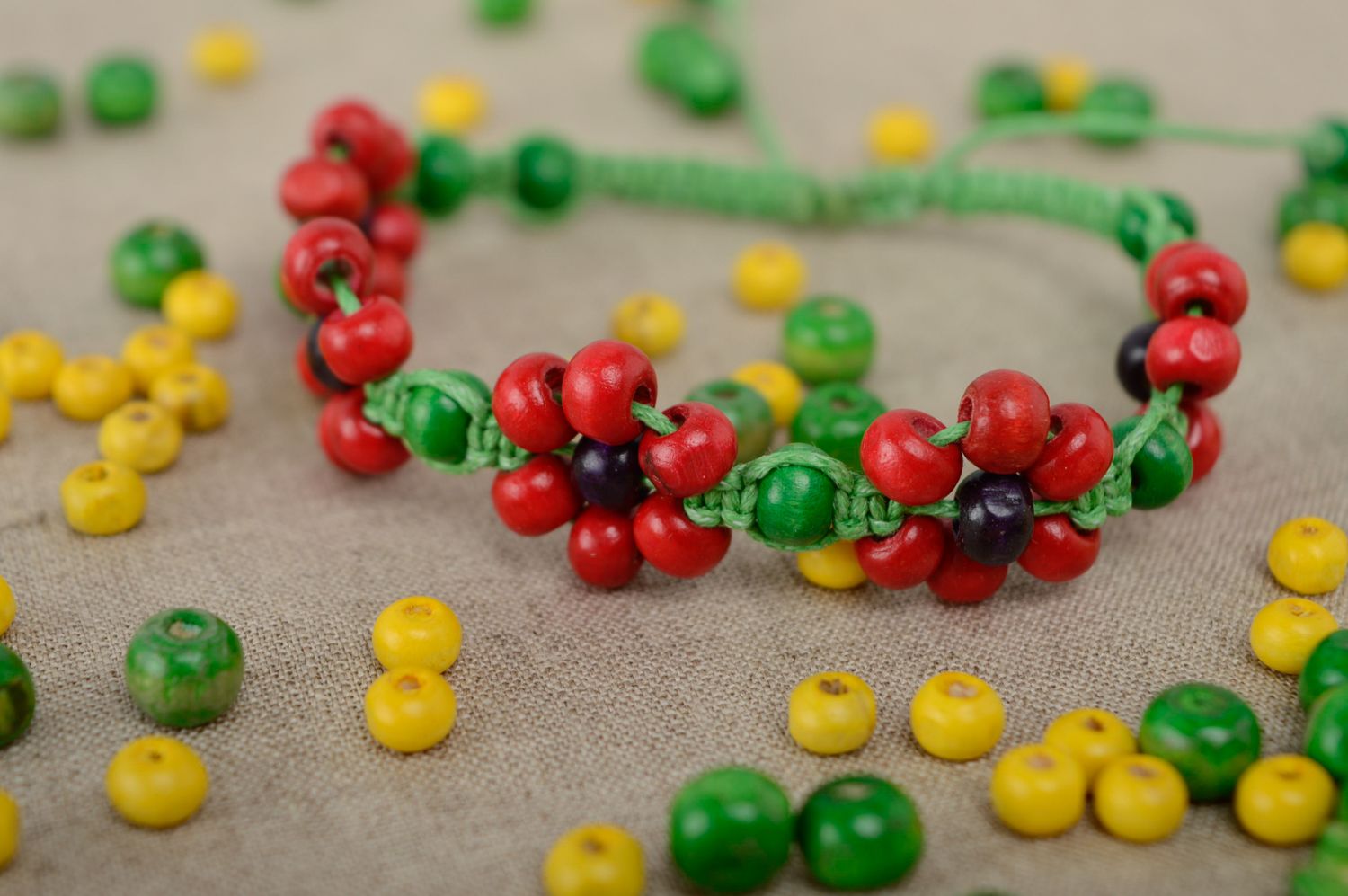 Bracelet de cheville avec perles de bois vert et rouge macramé fait main femme photo 2
