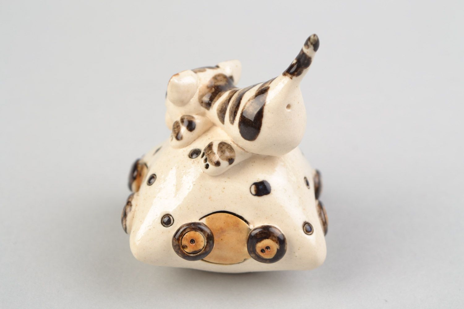 Figura de cerámica en miniatura hecha a mano gato sobre de una almohada   foto 5