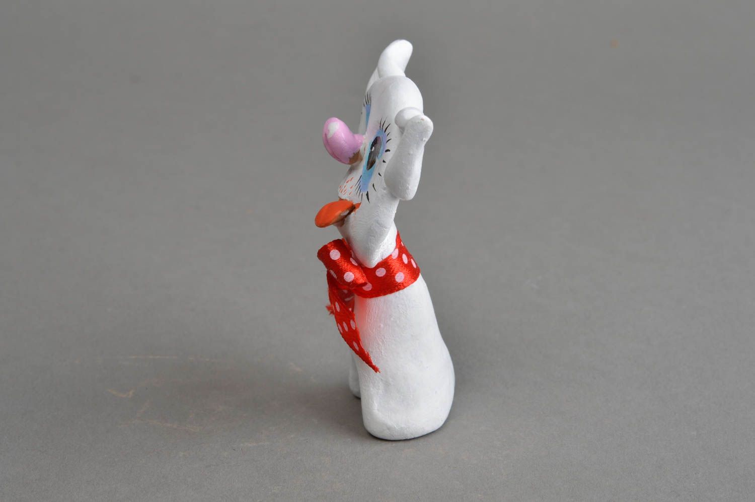 Оригинальная фигурка из глины ручной работы белая кошка с красной лентой фото 3