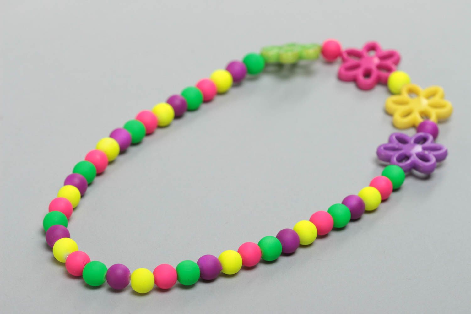 Collier de perles en plastique multicolore fait main original pour fille photo 4