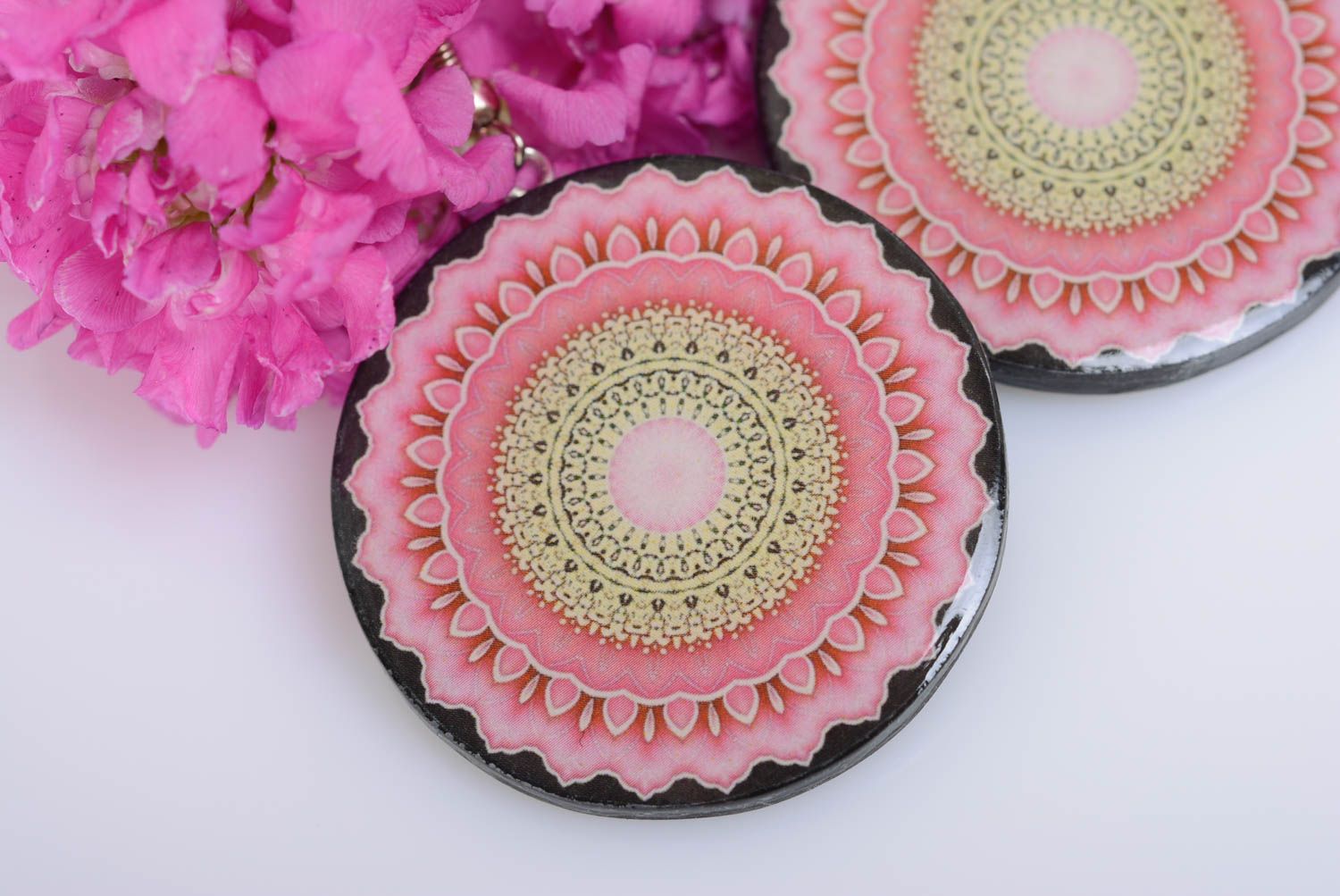 Розовые серьги из полимерной глины в технике декупаж женские красивые ручной работы фото 2