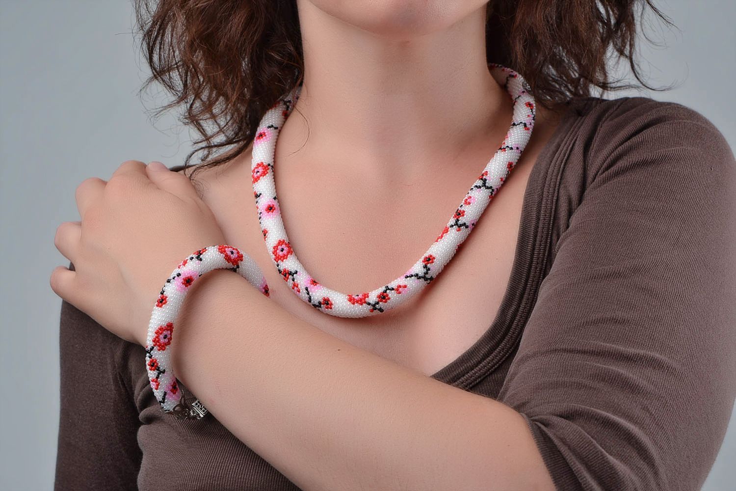 Handmade Schmuckset aus Glasperlen in Weiß und Rot 2 Stück Collier und Armband  foto 1