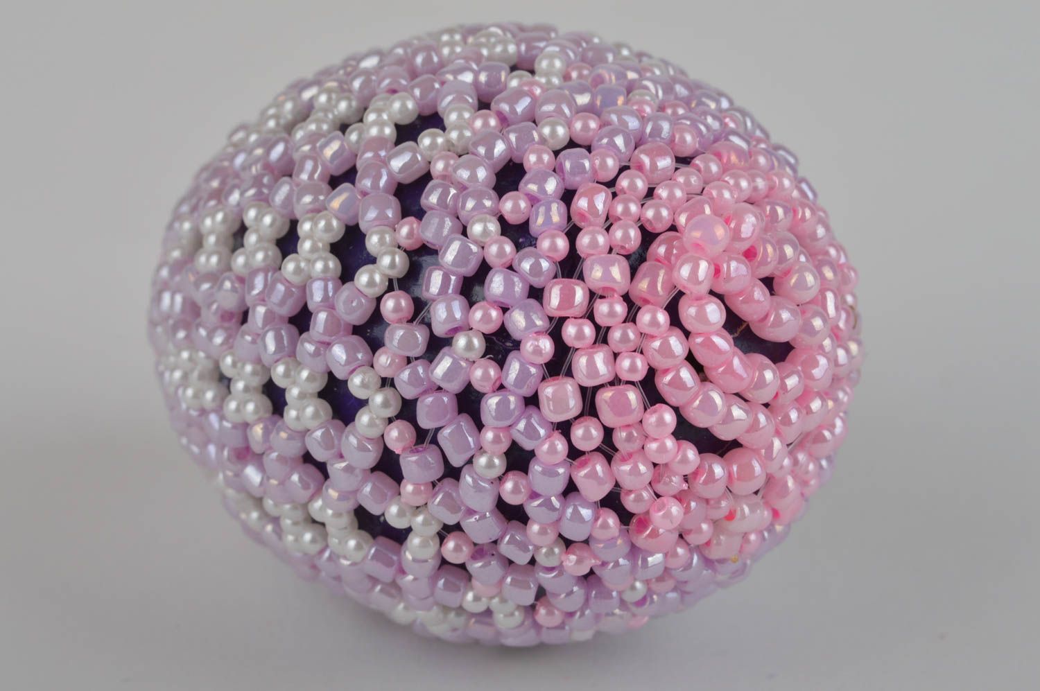 Яйцо из папье-маше оплетенное розовым бисером красивый пасхальный декор хэндмэйд фото 3