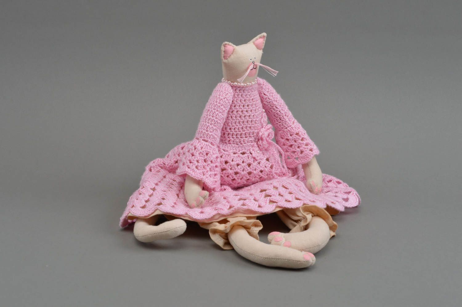 Peluche chat beige robe tricotée rose belle originale faite main pour fillette photo 4