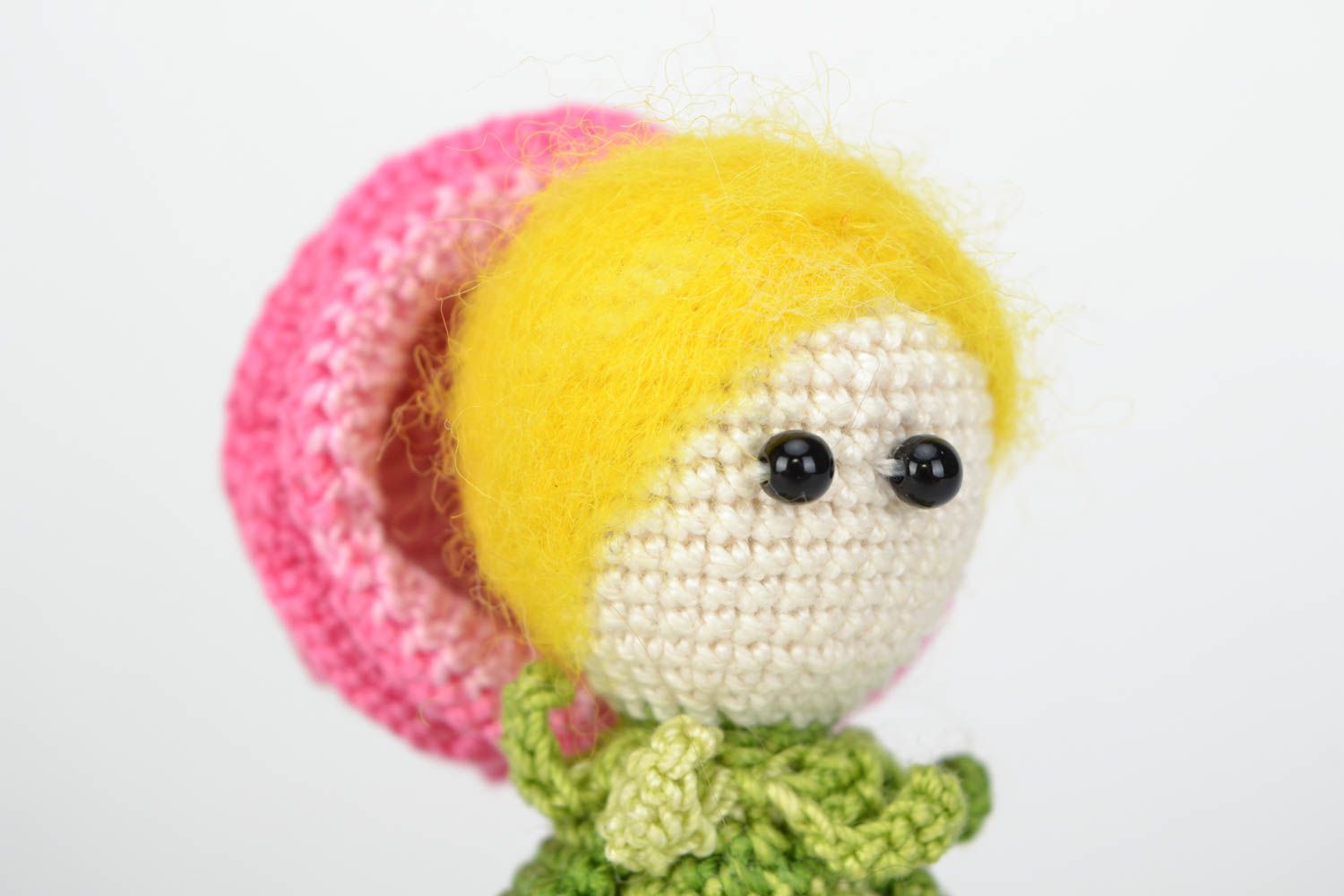 Petite poupée tricotée faite main fille en costume vert et bonnet rose photo 5