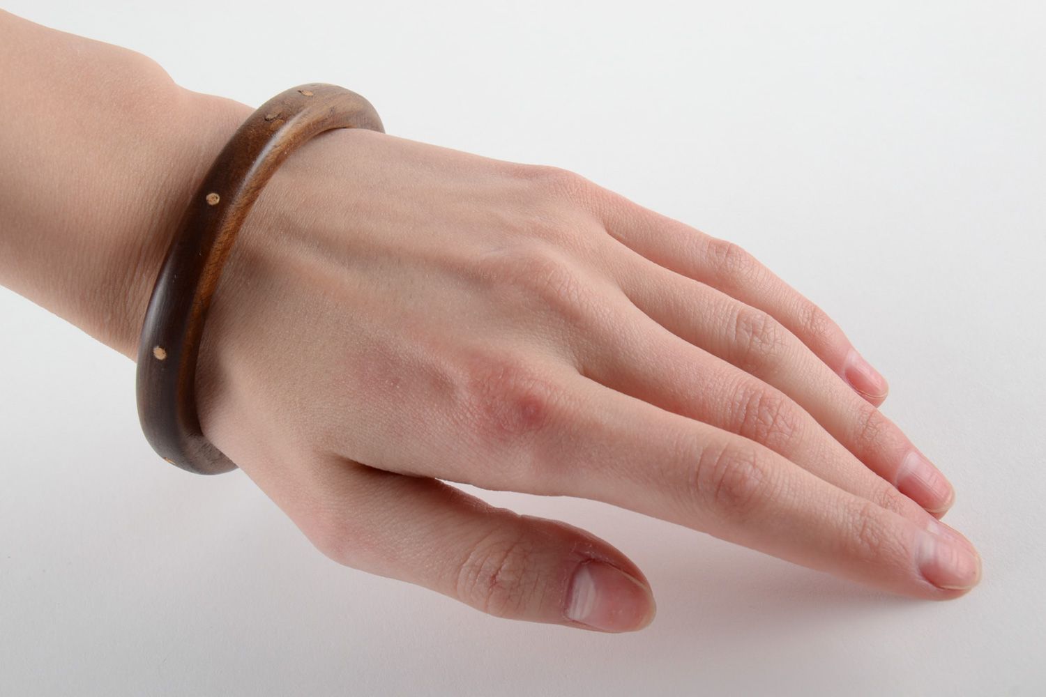 Dunkles hölzernes handgemachtes Armband für Frauen mit Inkrustation Intarsie Technik foto 6