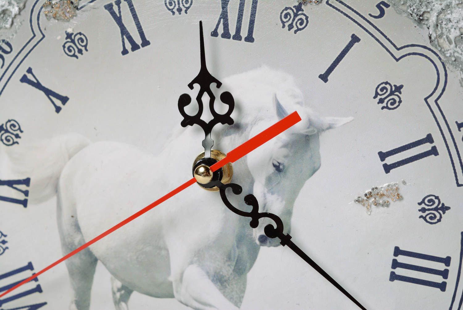 Horloge fantaisie murale en bois ronde serviettage image de cheval faite main photo 2