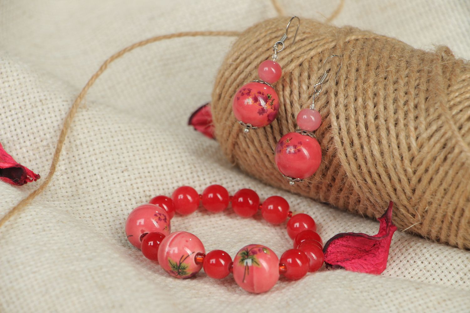 Boucles d'oreilles et bracelet artisanaux rouges avec perles fantaisie photo 5