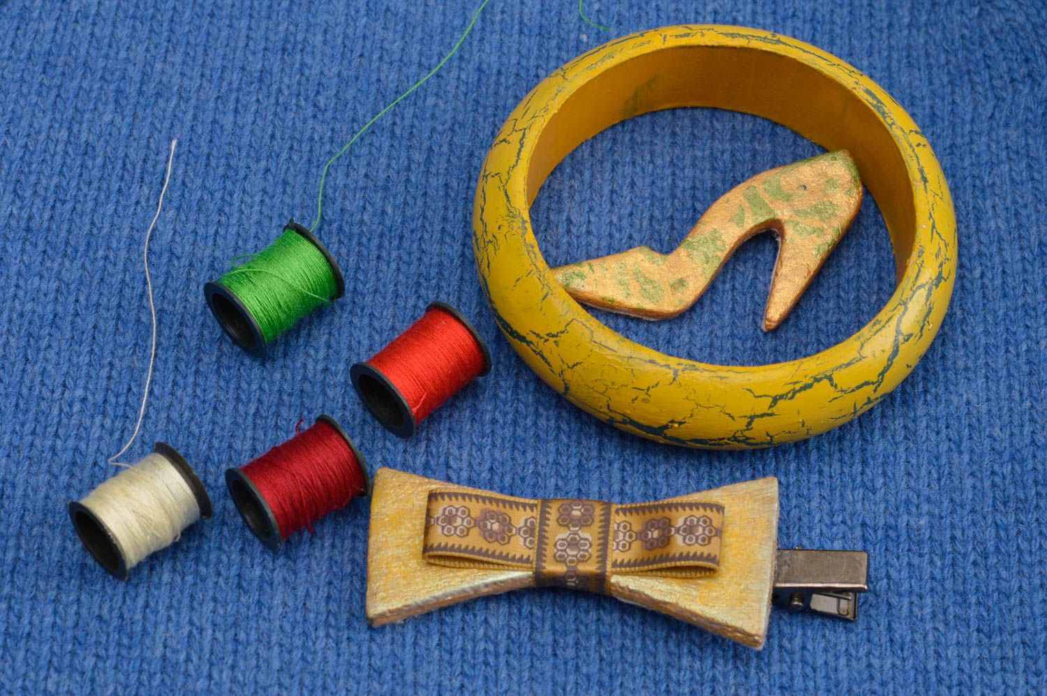 Handmade wooden bracelet plastic brooch jewelry hair clip jewelry set 3 pieces photo 1