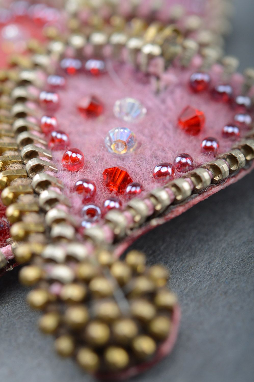 Кашемировая брошь с металлическими молниями розовая ручной работы Сердечки фото 2