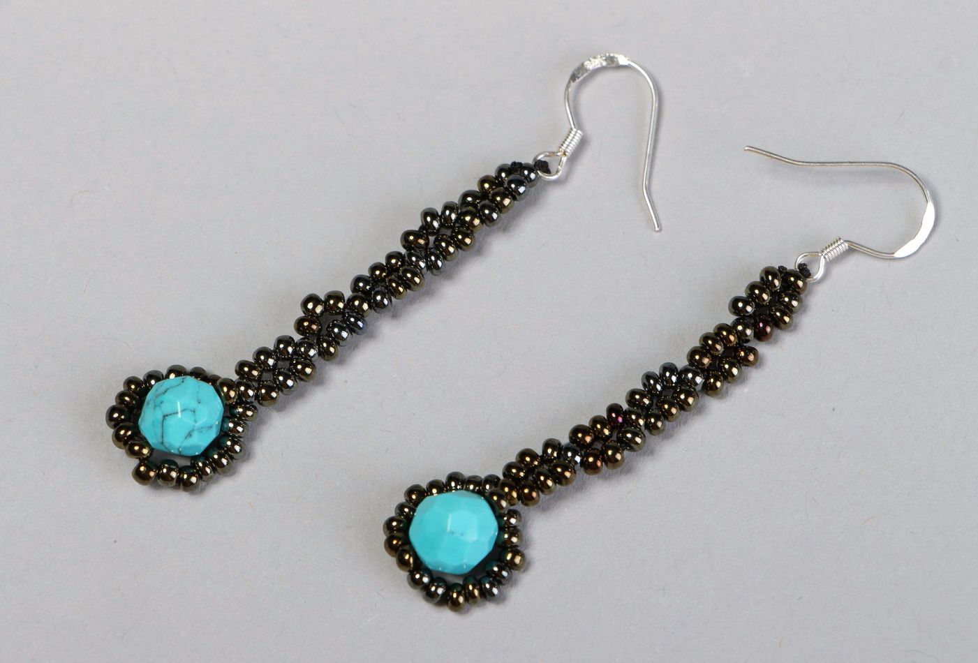 Boucles d'oreilles pendantes en perles et turquoise photo 1